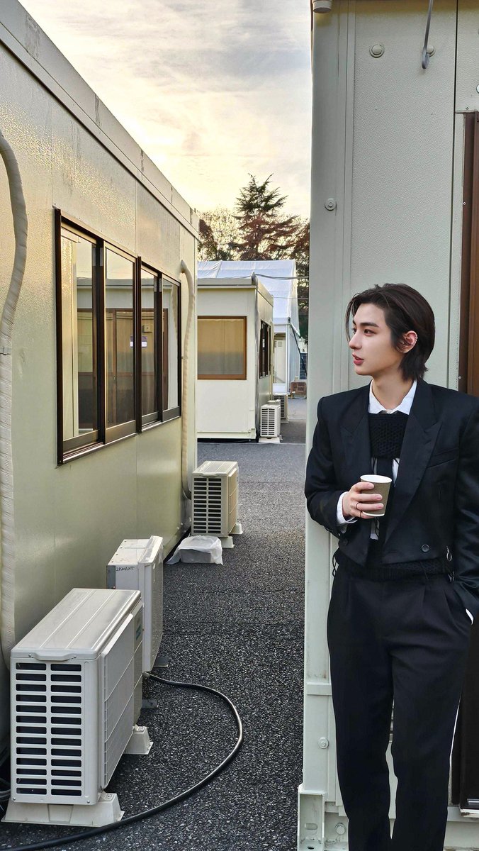jeiongyunho's tweet photo. In a realm of modernity, sipping serenity amidst the juxtaposition of urban elements and sartorial elegance. https://t.co/fD2W3TdCJ0