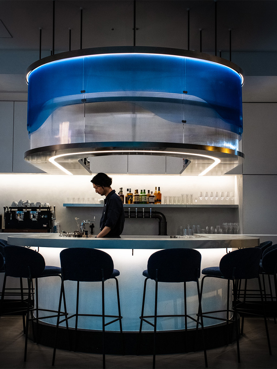 仕事帰りのひと息に、カクテルはいかがですか？

麻布台ヒルズ『FREUDE by BMW』では、5:00pmからはBarとして「CAFÉ &amp; BAR B（カフェ・アンド・バー ビー）」にてアルコールをご提供しています。

インスタグラム公式アカウントはこちら
instagram.com/freudebybmw/

#BMW #FREUDEbyBMW #麻布台ヒルズ