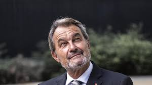 xpaba's tweet photo. Si més no, les CUP van enviar a Mas a la paperera de la història, van dir, d'acord heu guanyat, governareu, però vós no sereu president. ERC s'ha prostrat als peus del PSC, capcots i submisos, entregant el país a l'espanyolisme més ranci. #ACALV https://t.co/QSgSv0RMOr