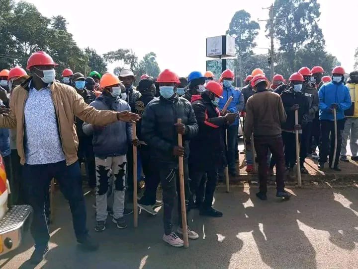 mwabilimwagodi's tweet photo. RUTO THE LOOTER: YOU ARE EMPLOYING GOONS TO THREATEN YOUNG KENYAN BADDIES OFF THE STREETS. I AM TELLING YOU ON 8TH AUGUST 2024 KENYANS ARE KICKING YOU OUT OF STATE HOUSE YOU THIEF AND MURDERER. 

YOU ARE DONE!!! https://t.co/XbZ1gYbxgC