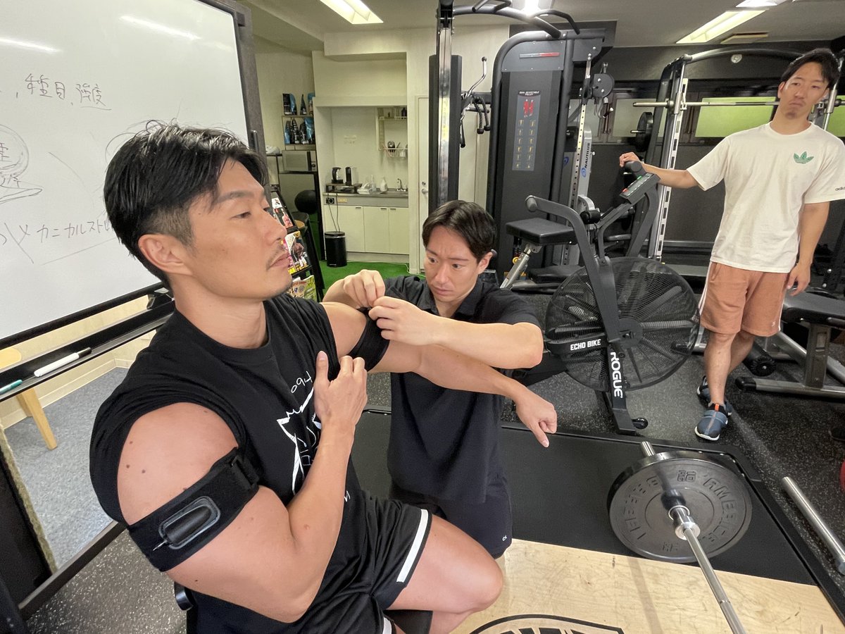 HK_hypertrophy's tweet photo. keyfitの研修にてSMART Cuffs血流制限の紹介をしました

血流制限を用いたトレーニングの効果、デバイスの使用法についての話をお伝えし、実際に使用して追い込んでいただきました。

血流制限下で追い込めば低負荷重量、低ボリュームであっても筋肥大が可能になります。

#keyfit
#血流制限
#トレーニング