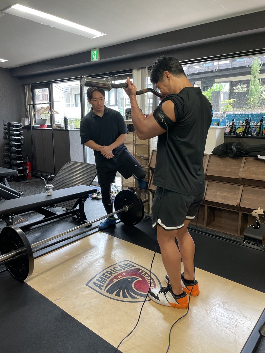 HK_hypertrophy's tweet photo. keyfitの研修にてSMART Cuffs血流制限の紹介をしました

血流制限を用いたトレーニングの効果、デバイスの使用法についての話をお伝えし、実際に使用して追い込んでいただきました。

血流制限下で追い込めば低負荷重量、低ボリュームであっても筋肥大が可能になります。

#keyfit
#血流制限
#トレーニング