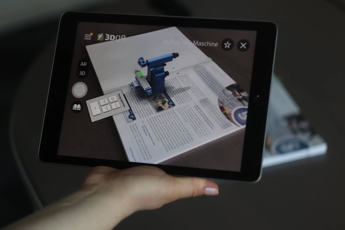 Stellen Sie sich vor, Sie können komplexe Maschinen in einem Lehrbuch interaktiv erleben! Mit AR können Lernende eine Inhalte von allen Seiten betrachten und deren Details studieren. Mehr im Blog: 3dqr.de/multimediale-l…