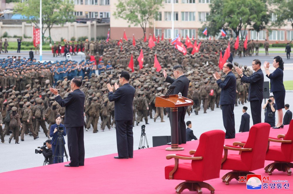 Fekerfanta's tweet photo. 🇰🇵✊🏼 300.000 jóvenes se han apuntado como voluntarios para las tareas de reconstrucción de las zonas afectadas por las inundaciones.

Han sido despedidos como héroes en Pyongyang. https://t.co/k0dHSqBvjc