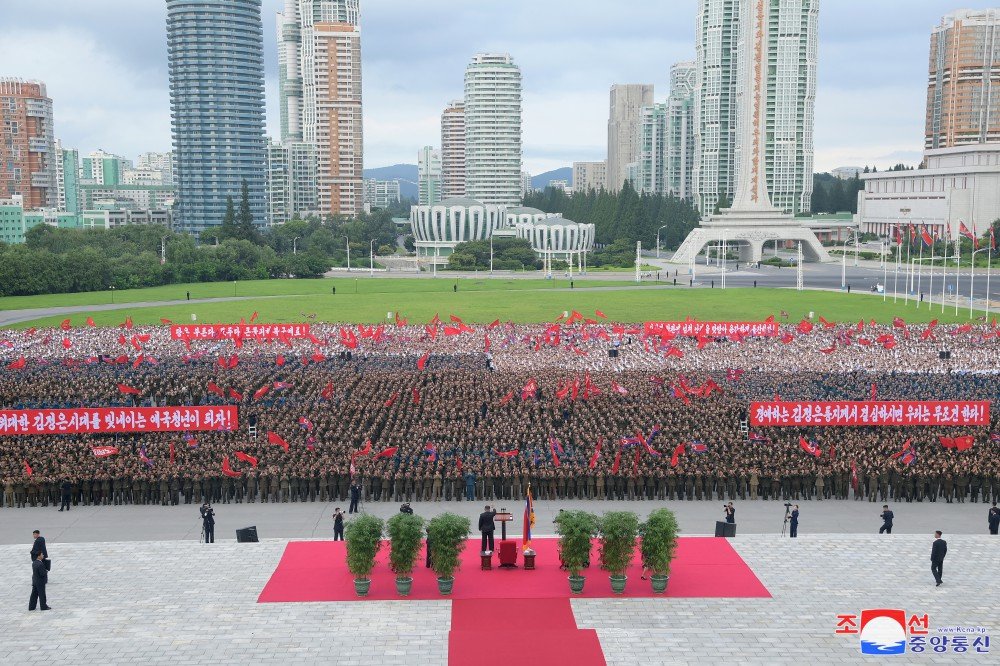 Fekerfanta's tweet photo. 🇰🇵✊🏼 300.000 jóvenes se han apuntado como voluntarios para las tareas de reconstrucción de las zonas afectadas por las inundaciones.

Han sido despedidos como héroes en Pyongyang. https://t.co/k0dHSqBvjc