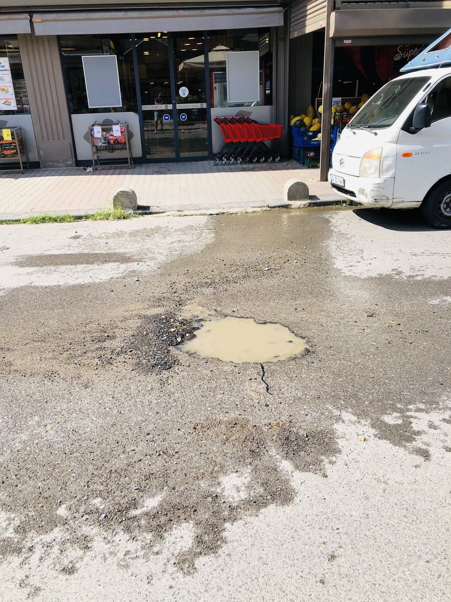 dgn_s's tweet photo. Soğanlık yeni mah.Tevfik fikret https://t.co/7QBcxH3nLx karşısı.Benim iki gündür farkettiğim çukur.Hiçbir tabela,işaret yok.Bakılmamış.@iskignmudurlugu @kartalbld @gokhanyukselist @iski_destek https://t.co/q3MzjtqvTg
