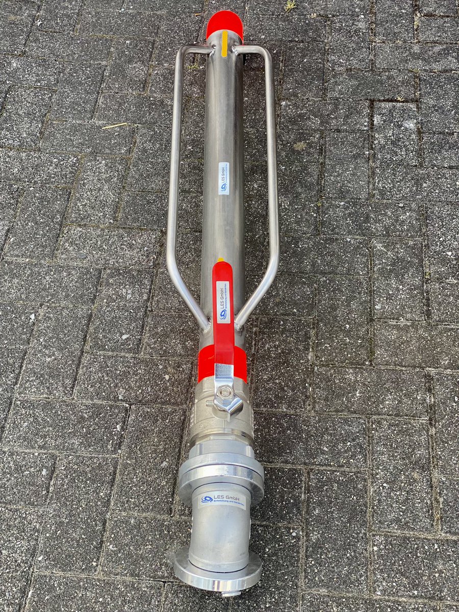 waldbrandkompo's tweet photo. Wir arbeiten dauerhaft an unserer technischen Ausstattung. 
Seit kurzem zählt auch ein neues Füllrohr für unseren Husky-Faltbehälter aber auch für Bambi-Buckets zu unserer Ausstattung.

Manchmal raucht gut Ding etwas Weile.

#fernwald112 #ffannerod #waldbrand #wildfire #vegbra https://t.co/TnfgV1NPfK