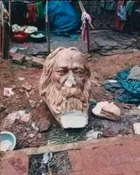 কোথায় কলিকাতিয়া বাঙালি বাবুরা। বাংলাদেশে কবি গুরু রবীন্দ্রনাথ ঠাকুরের মূর্তি ভেঙে চূরমার করে দিলো তথাকথিত বাংলাদেশী  স্বাধীনতা আন্দোলনকারীরা। কেনো চুপচাপ কলকাতিয়াবাঙালি বুদ্ধিজীবির দল।বাঙালিদের আত্মসম্মান বলে কোনো কিছু আছে কি?  ধিক্কার দিলাম কলকাতিয়া বাঙালি বুদ্ধিজীবির দলকে।