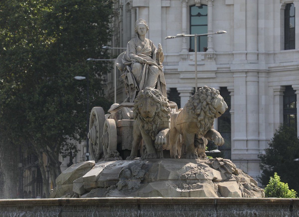 MADRID's tweet photo. 📢Hoy 7 de agosto iluminamos el edificio del Palacio de Cibeles y la fuente de Cibeles con los colores de la bandera venezolana (amarillo, azul y rojo) 🇻🇪 https://t.co/xdDtX0qMl3