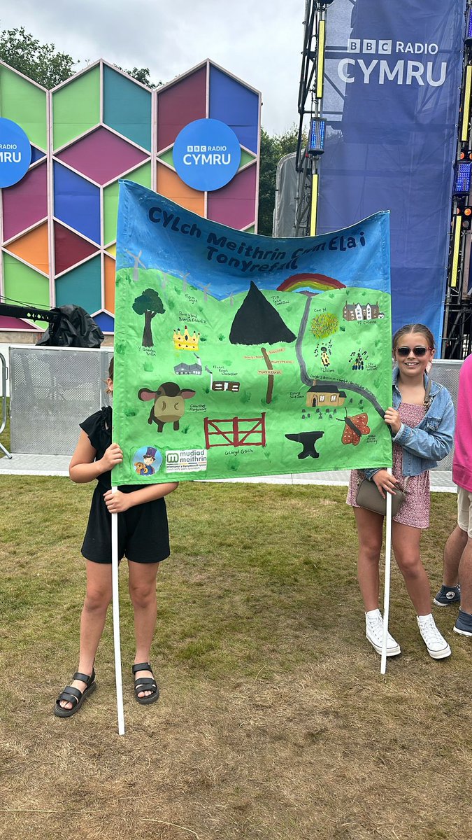 YGGTonyrefail's tweet photo. Llongyfarchiadau i Gylch Meithrin Cwm Elai am ennill y drydedd wobr am eu baner hyfryd yn yr Eisteddfod Genedlaethol. Congratulations to Cylch Meithrin Cwm Elai on winning the third prize for their colourful banner at the National Eisteddfod. Da iawn chi! 😀 https://t.co/gE9n7PMMrQ