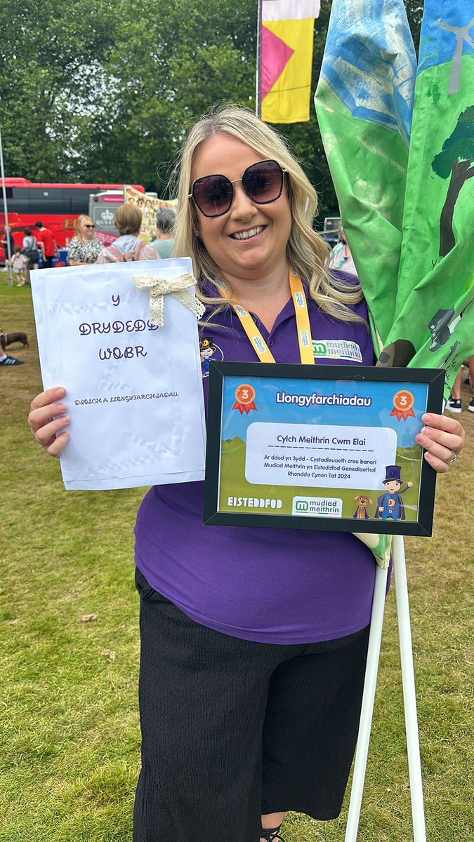 YGGTonyrefail's tweet photo. Llongyfarchiadau i Gylch Meithrin Cwm Elai am ennill y drydedd wobr am eu baner hyfryd yn yr Eisteddfod Genedlaethol. Congratulations to Cylch Meithrin Cwm Elai on winning the third prize for their colourful banner at the National Eisteddfod. Da iawn chi! 😀 https://t.co/gE9n7PMMrQ