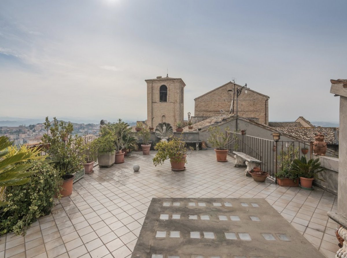 TimurNegru's tweet photo. 🇮🇹 Incredible deal! I contacted the agent right away.
🏛️Historic centre location
🌅 2 terraces with sea & mountain views
💰 €150,000
#ItalianProperty https://t.co/F6w4CiFcTo