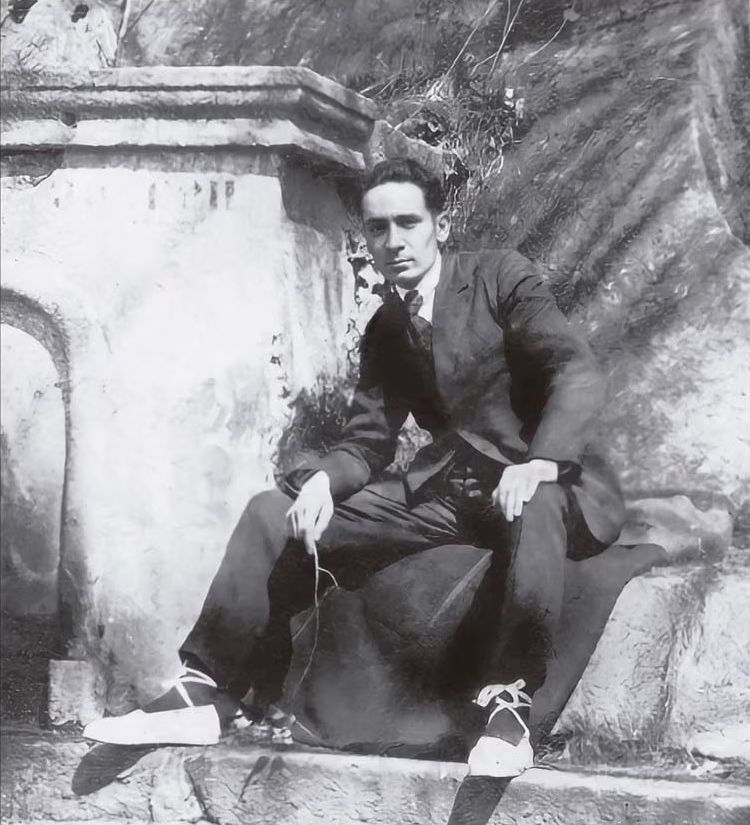 Avui fa 100 anys moria el gran poeta català Salvat-Papasseit. Home de vida turmentada, la tuberculosi se'ns el va endur massa aviat.
Junteu-vos !
#SalvatPapasseit 
#Catalonia 
#poetry