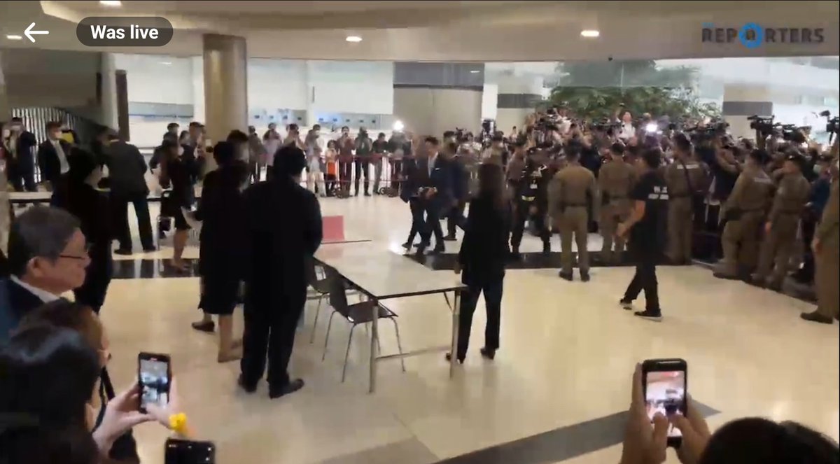 MayWongST's tweet photo. Scene when #Thailand's lead opposition @MFPThailand @Pita_MFP entered constitutional court compound. Court to decide if it'll dissolve party &amp; ban #PitaLimjaroenrat &amp; executives for breaching #lesemajeste/#112 during election campaign #พิธา #ยุบพรรคก้าวไกล (via @thereportersth) https://t.co/Nyo2jFDwKT
