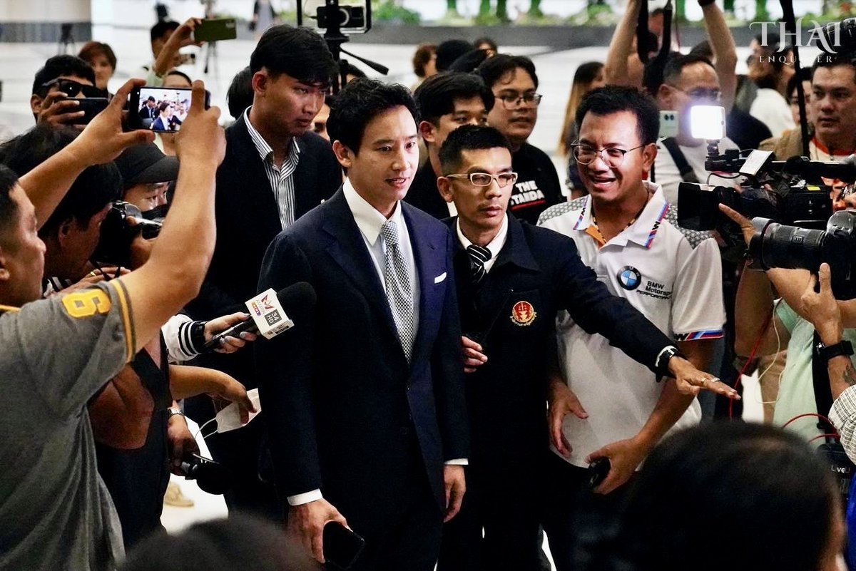 ThaiEnquirer's tweet photo. The former leader of the Move Forward Party (MFP) arrived at the Constitutional Court ahead of the reading of the verdict on the MFP's dissolution case at 15:00.

Photos via Seksan Rochanametakul

#Thailand #ยุบพรรคก้าวไกล #พรรคก้าวไกล #ก้าวไกล #moveforwardparty https://t.co/fIlRhum2tf