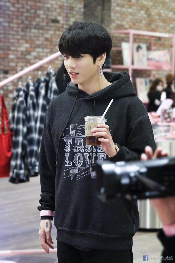 yourswithcoffee's tweet photo. 🌸SALE SALE SALE🌸

 Php. 2,500.00 

wts lfb bts ph

[Jungkook Worn] House of BTS Fake Love Hoodie - Small

ORIGINAL PRICE - Php. 5,000+

Sealed and Onhand https://t.co/XhwXmgU733