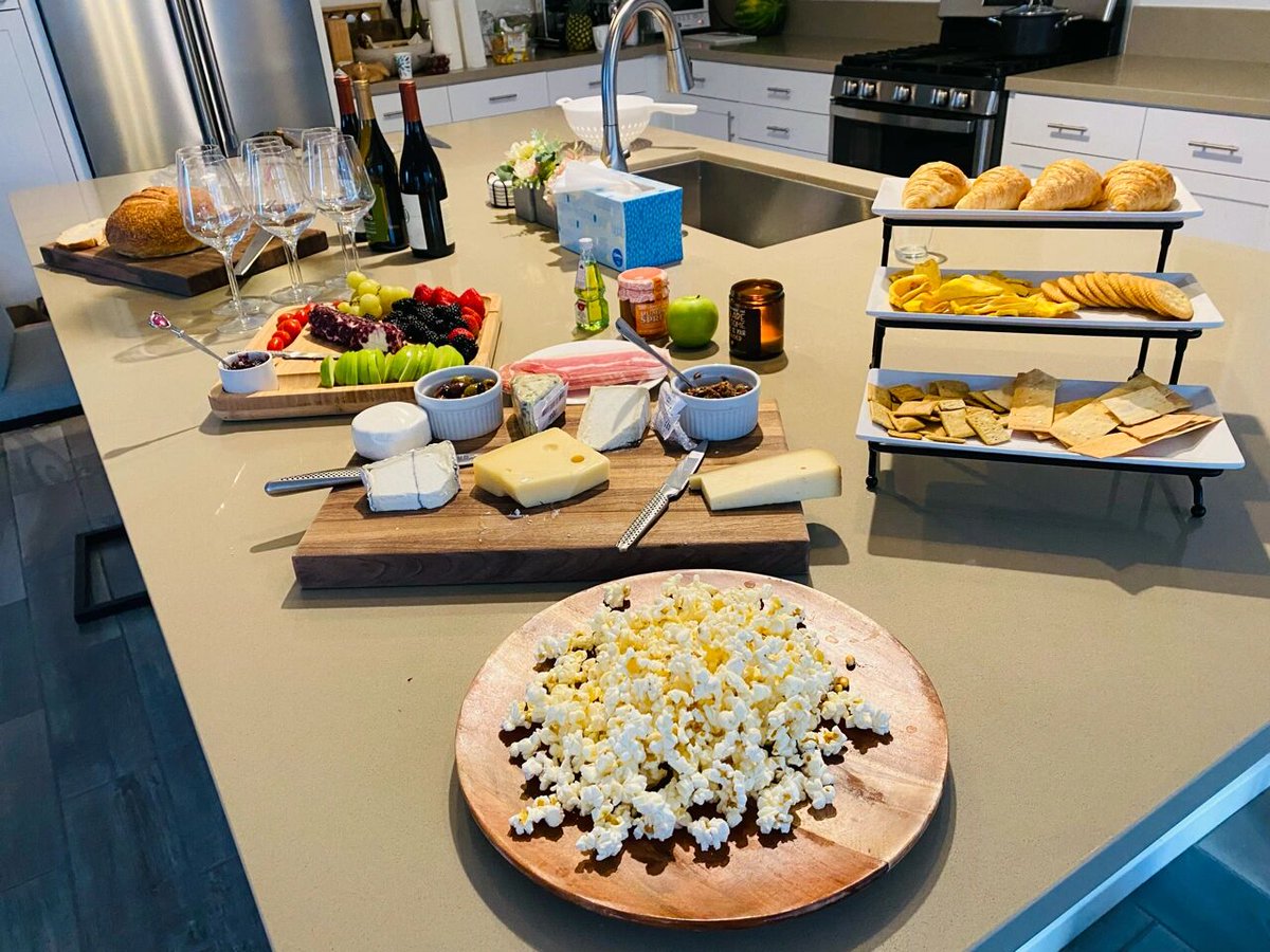 J17ce1eBoqNd95T's tweet image. Seeing my friends savor each dish brings me pure joy and fulfillment, making the evening truly special.