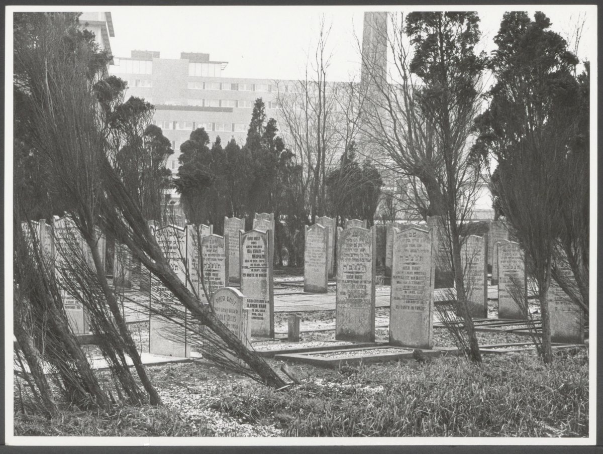 Eén van de weinige overblijfselen van de twee Joodse begraafplaatsen in #Gouda is een afschrift van het oorspronkelijke grafregister, gemaakt kort na de oorlog. Het is nu digitaal doorzoekbaar en raadpleegbaar gemaakt via onze website. Lees meer via: samh.nl/uitgelicht/het…