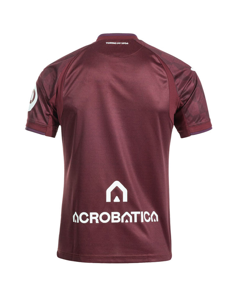 🐂 Torino ispira il #Torino per la realizzazione della nuova maglia 2024-2025 firmata Joma.

Sulla casacca c'è una grafica che rievoca la trama architettonica della Mole Antonelliana, fusa con una trama composta da alcune "T" alternate con diverse tonalità di granata.