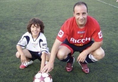 voltasport's tweet photo. 🎂 5️⃣6️⃣ Josep Puigbó #Putxi
@putxi8 compleix 56 anys l’exjugador centellenc va jugar la major part de la seva carrera esportiva al CE Premià fins a lluïr el braçalet i viure 3 ascensos, tota una institució i una llegenda del club on també ha estat director tècnic. https://t.co/HDeeXcUCyE