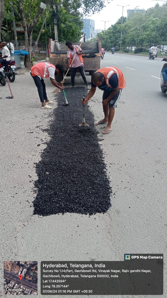 dy_ward's tweet photo. Madam/sir @gadwalvijayainc ,@CommissionrGHMC ,@ZC_SLP attending BT patches in DLF road serilingampally circle-20 https://t.co/Pfq7Egp2a1