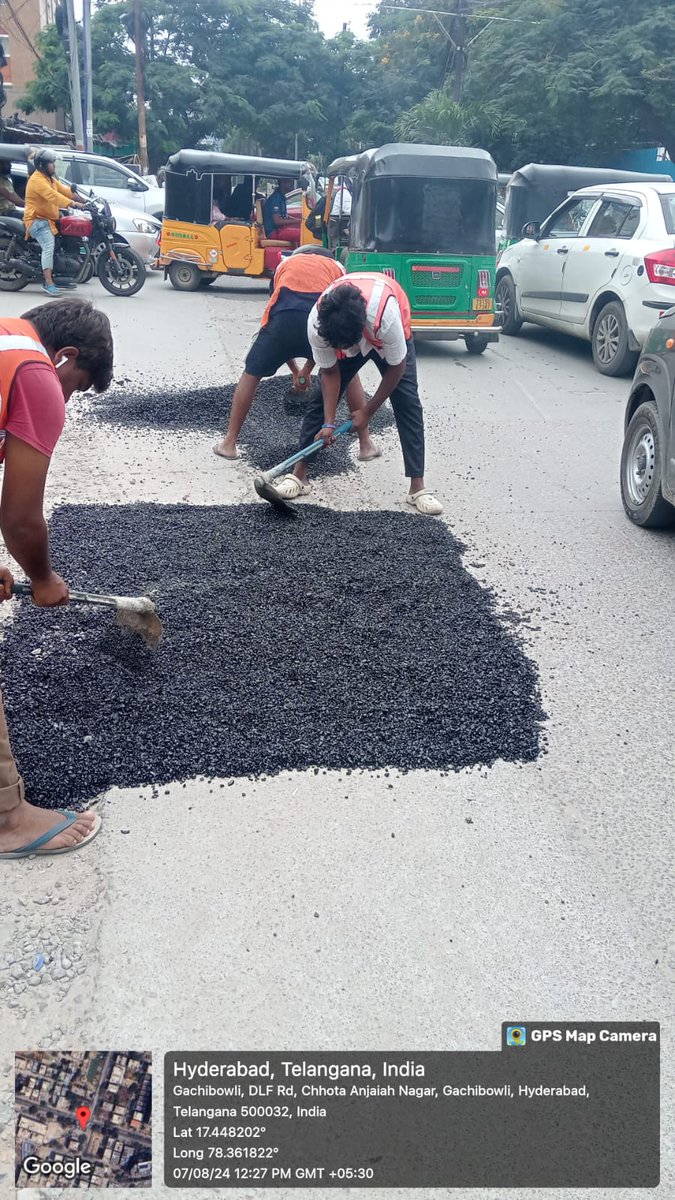 dy_ward's tweet photo. Madam/sir @gadwalvijayainc ,@CommissionrGHMC ,@ZC_SLP attending BT patches in DLF road serilingampally circle-20 https://t.co/Pfq7Egp2a1