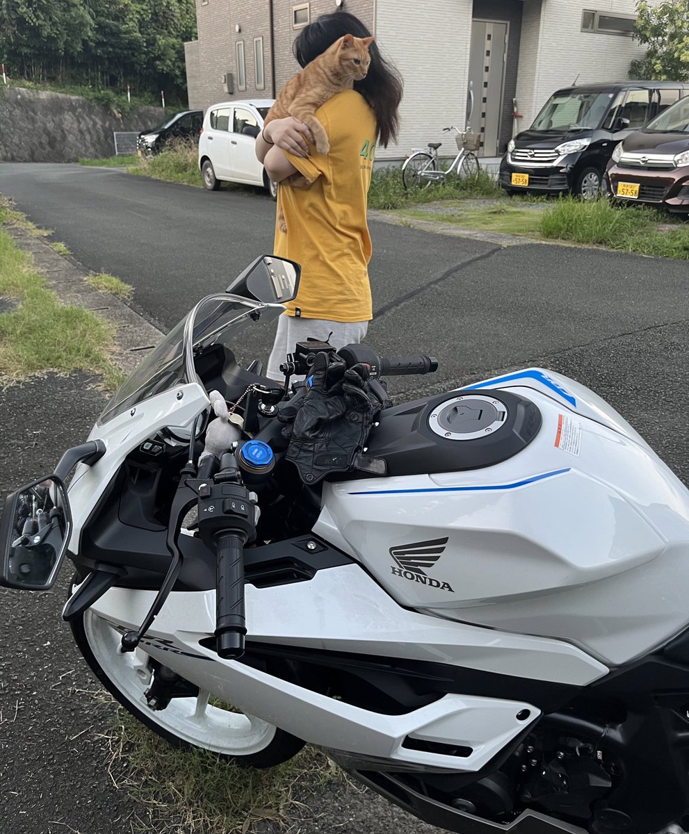 そういえば久しぶりにこの前バイクに乗ったきたんだけどなぜか友達のバイクで新鮮すぎて逆に怖かった笑