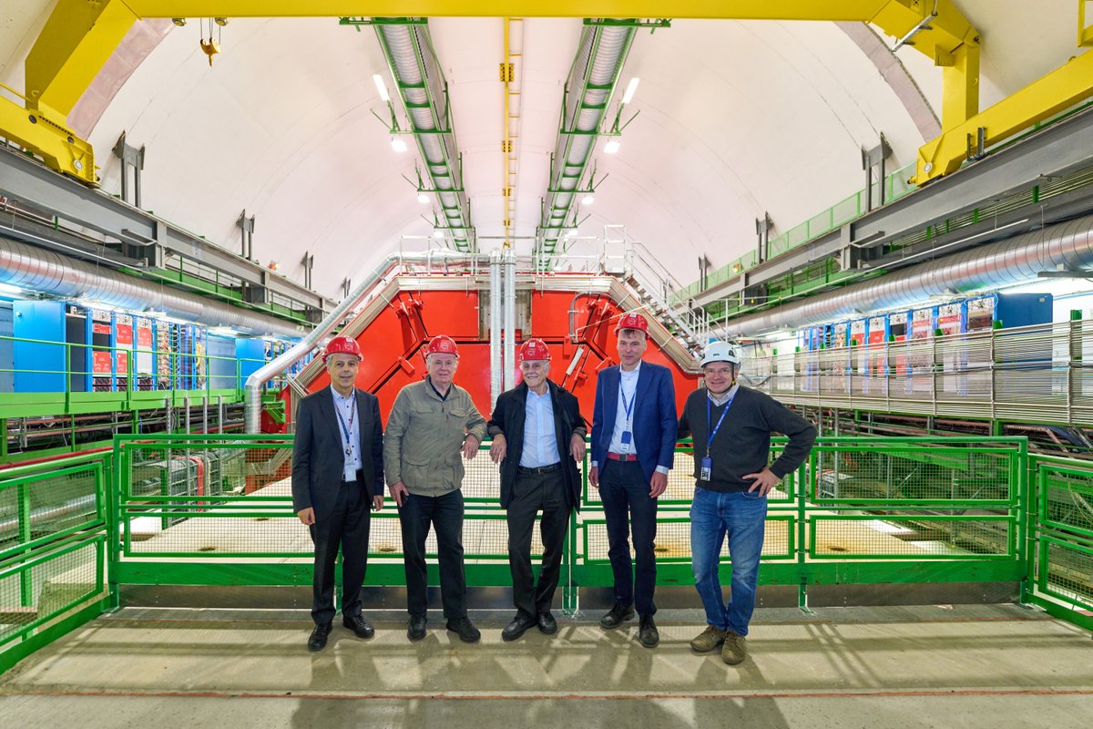 CERN's tweet photo. CERN’s #PhotoOfTheWeek features @NobelPrize  laureate Professor David Gross, visiting the underground experimental area at the @ALICEexperiment.

Professor Gross was awarded the 2004 Nobel Prize in Physics with Politzer and Wilczek for the discovery of asymptotic freedom in the theory of the strong interaction.

At the beginning of this year, he was one of the guest speakers invited for the first event in the #CERN70 event series, Unveiling the Universe.

Find out more: https://t.co/NiqAYtOJxF