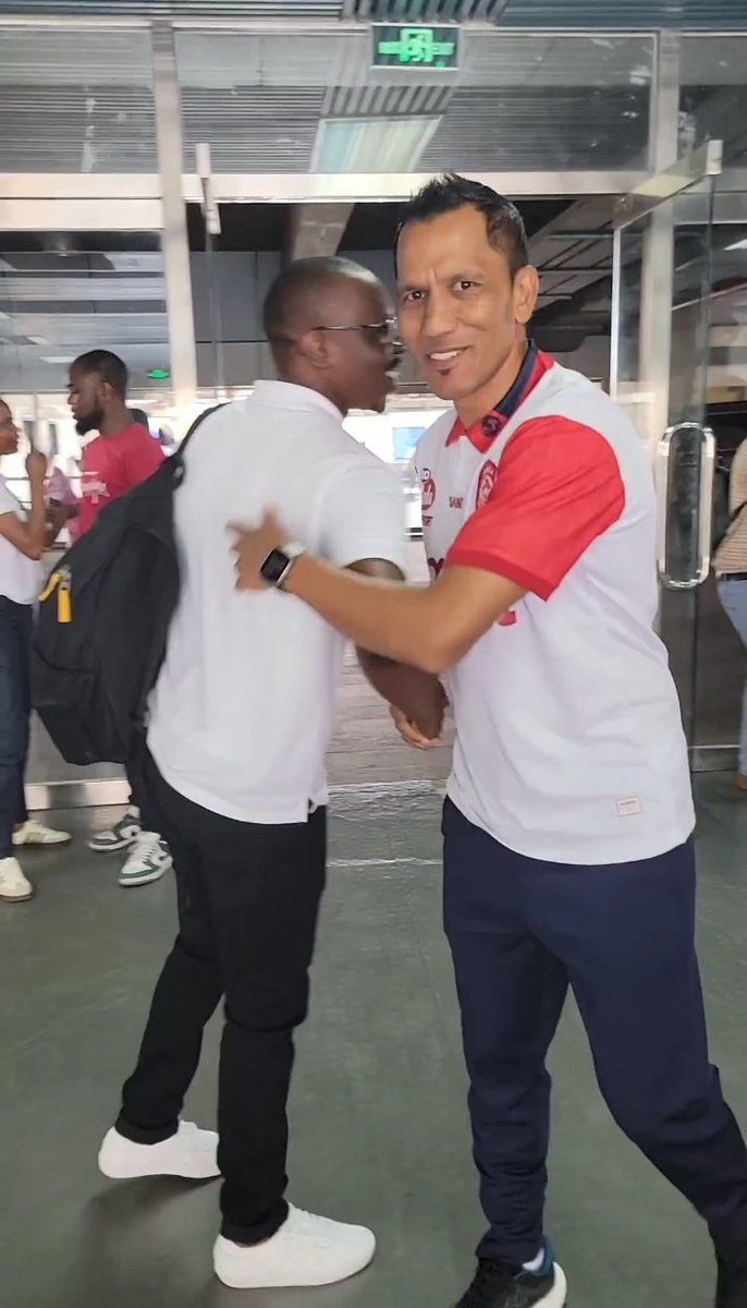 Kocha wa Simba SC Fadlu Davis.....

Akiwa na Nahodha wa Simba SC Mohamed Hussein

Kuongea na waandishi wa habari kuelekea mechezo wa Derby kesho....

Video kwa comment 👇