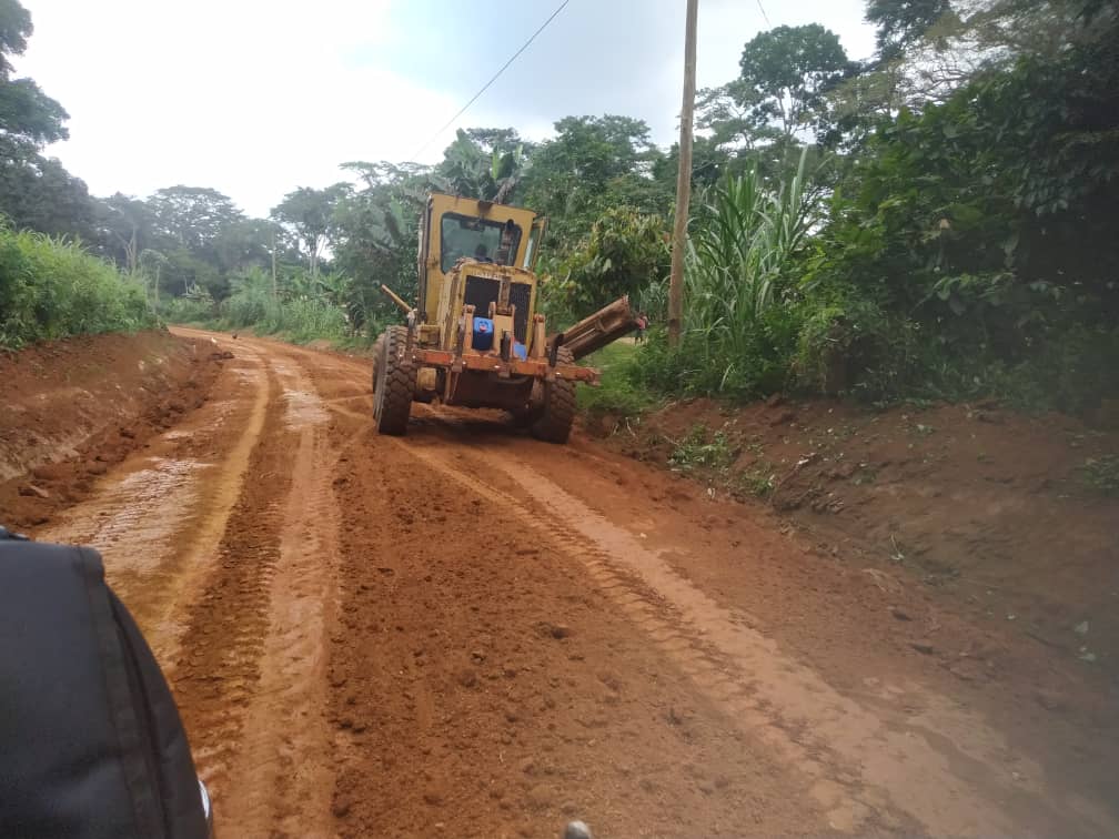 Les grands chantiers se poursuivent dans notre Commune de Bikok. En images, les travaux de reprofilage du tronçon carrefour Nlimi Assi passant par Mvog Akoum jusqu'au Carrefour Evindissi. Un de nos objectifs est le désenclavement de certains bassins agricoles.