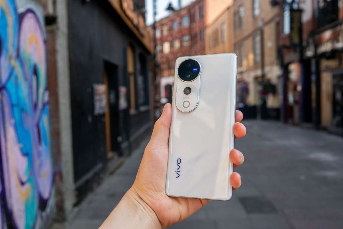 Vivo has announced their new Vivo V40 series. The Vivo V40 Pro comes with four 50MP sensors, Zeiss optics and portrait functionality. Amy Davies finds out if it’s any good: amateurphotographer.com/review/vivo-v4… #vivov40series #vivov40pro <a href="/vivo_uk/">vivo UK</a> 
📷 <a href="/AmyDavies/">Amy Davies</a>