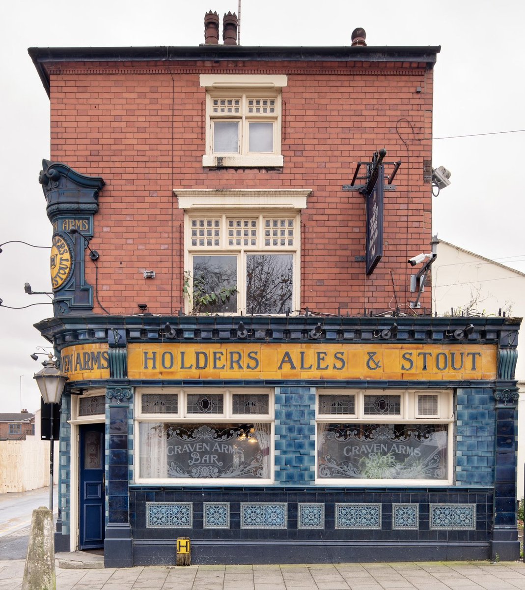 ichoosemag's tweet photo. GOOD NEWS: Birminghamโs Craven Arms pub has been listed at Grade II.
The City Centre boozer, featuring a striking two-tone tiled exterior, has been recognised as a building of exceptional national interest.
Designed between 1906-1910 and attributed to local architect Arthur Edwards, the ground floor of the building is faced with moulded and glazed ceramic tiles while the upper floors are of red brick. The windows are timber framed.
Edwards is also thought to have been responsible for the building occupied by OโNeillโs on Broad Street.
A pub has existed on the corner of Upper Gough Street and Blucher Street near Holloway Head since at least the 1840s, when the first licensee of the Craven Arms was recorded.
As industrial areas developed on the rural fringes of Birmingham in the early 19th century, the construction of new factories and workersโ houses lead to the establishment of public houses, which served the local working communities.
By the 1970s most of the workersโ houses surrounding the Craven Arms had been demolished. The two adjoining properties on Blucher Street, including the ground floor shop survived until at least 1971, after which time they were also demolished.