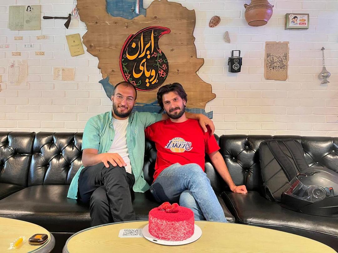 این آخرین عکس من و #وحید_اشتری قبل از اجرای حکم تو #کافه_کوچ هستش«بهترین دوستان تا آخر با هم میمونند»:«اونها برای همیشه به همدیگه اعتماد می کنند»:«فرقی نمی کنه از هم جدا باشند یا با هم»:«مهم اینه که وقتی زمین میخورند،به همدیگه کمک می کنند تا بلند شند»«؛_روز خبرنگار مبارکت رفیق_؛»