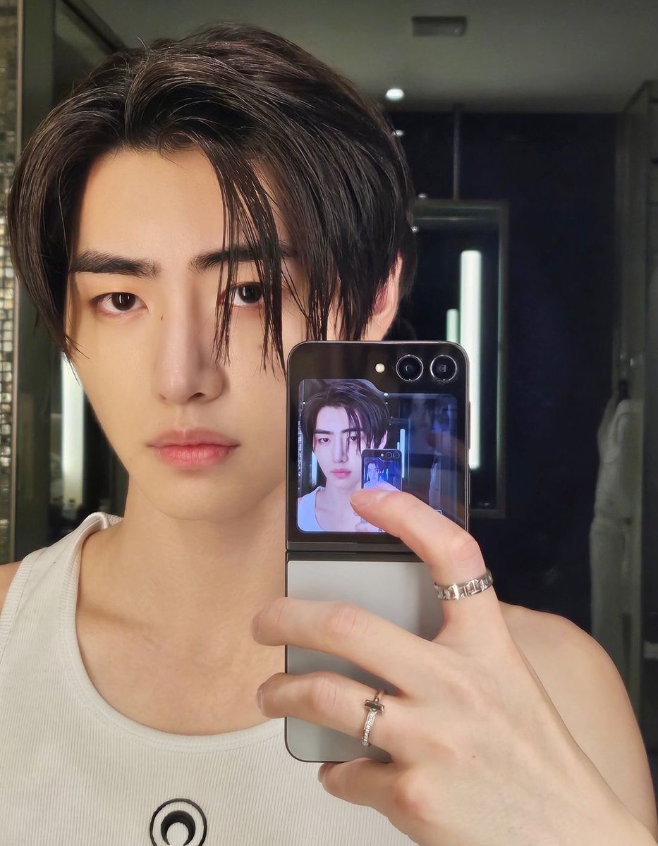 jnklcshn's tweet photo. the powerful mirror selfies which made every mf go insane.. https://t.co/AVzmNg87QR