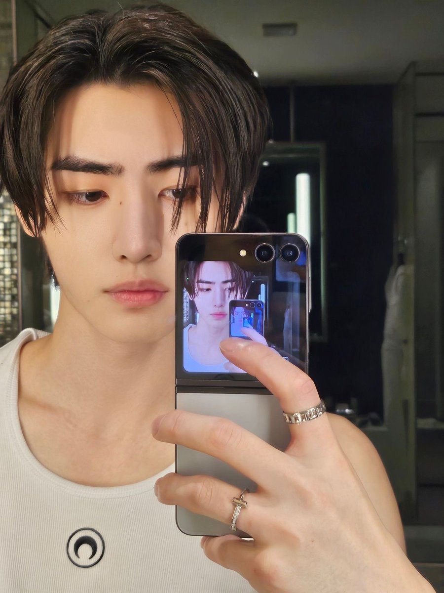 jnklcshn's tweet photo. the powerful mirror selfies which made every mf go insane.. https://t.co/AVzmNg87QR