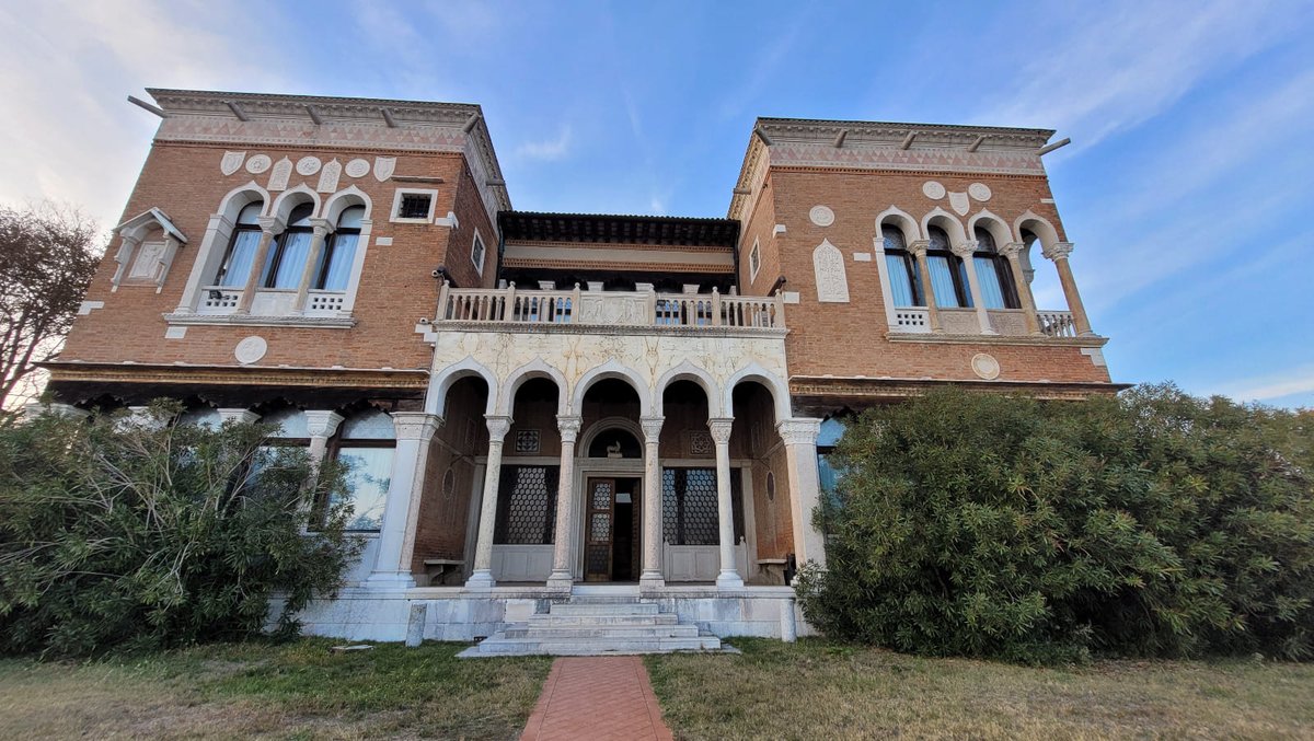 ✅ Alla scoperta di VILLA HERIOT alla #Giudecca❗

🔹 Dal suo giardino si può godere di una splendida vista sulla #laguna mentre i due edifici che ne caratterizzano il complesso hanno uno stile eclettico con numerosi elementi decorativi e MOTIVI BIZANTINEGGIANTI.

#detourism