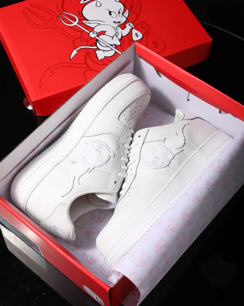 ¡Ya tenemos disponible la reedición de las sneakers “Hell Force 666”! 👹🔥

Si no te las pudiste pillar hace 3 años cuando las sacaron por primera vez, aquí tienes tu segunda oportunidad de adquirir el “bootleg” inspirado en las míticas Air Force 1…👟💣

¿Te las pillarás?😳💥