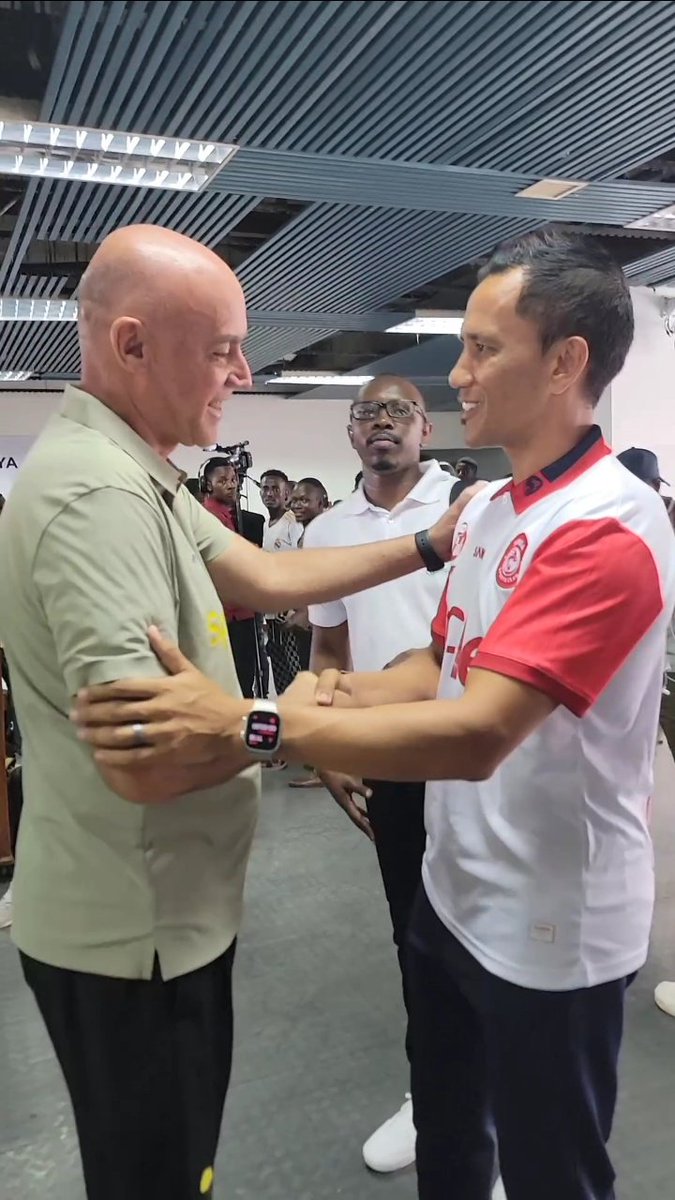 Kocha wa Yanga SC 🔰 Miguel Gamondi...

Akisalimiana na kocha wa Simba SC Fadlu Davis 🦁

Video kwa comment 👇