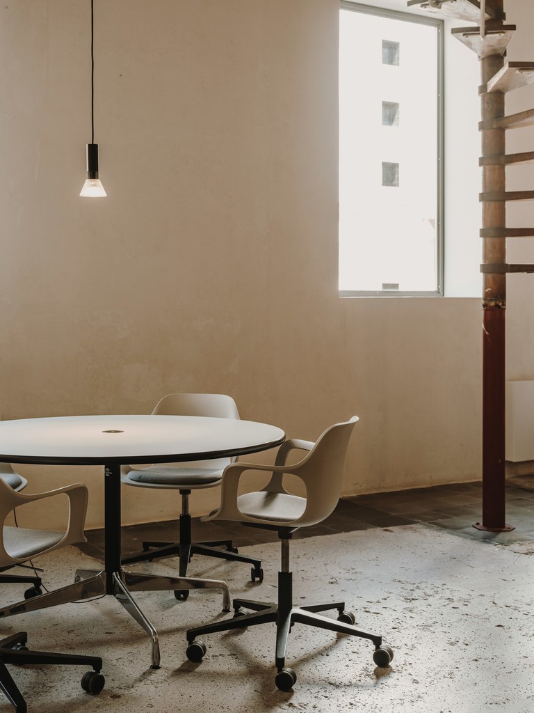 HAL RE Armchair Studio offers pleasant comfort thanks to its height-adjustable swivel base with shock-absorbing suspension, especially when paired with an optional seat cushion.

vitra.com/product/detail…

#Vitra #MarkeYourHomeWork