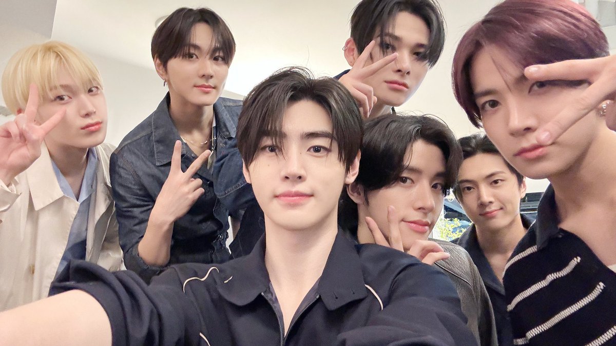 EN7ernally's tweet photo. the way sunghoon take a selfie 😭 why is he so cute 😭😭😭 https://t.co/vdacQJFebu