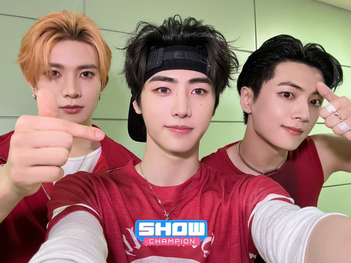 EN7ernally's tweet photo. the way sunghoon take a selfie 😭 why is he so cute 😭😭😭 https://t.co/vdacQJFebu