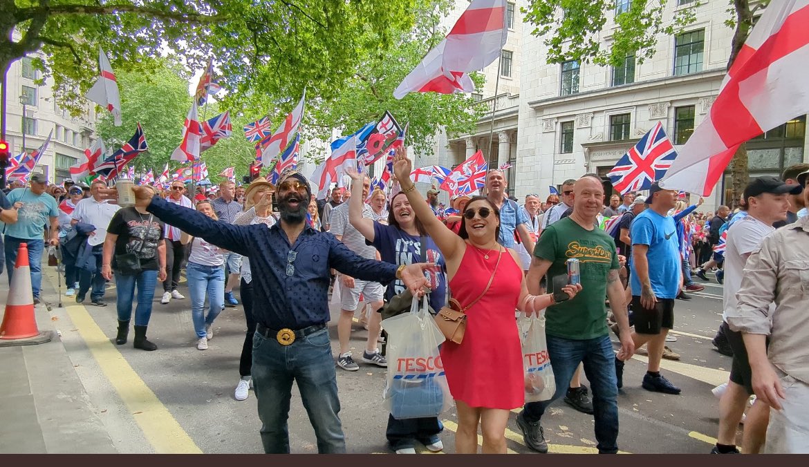 No machetes, no knives, no masks, no violence, just a crowd of far right hooligans enjoying a day out in London
#TwoTierKeir 
#TwoTierPolicing