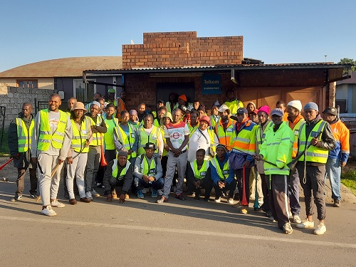 SAfmRadio's tweet photo. [ON AIR] #CitizensCorner ,We discuss the role of community policing forums in ensuring community safety. How effective are they &amp; what challenges do they face? Joining us to discuss are Jacob Masilela, Patrick Malebogo &amp; Siyanda Biyela on #SAfmTalkingPoint with @CathyMohlahlana https://t.co/RxY7jDWwfg