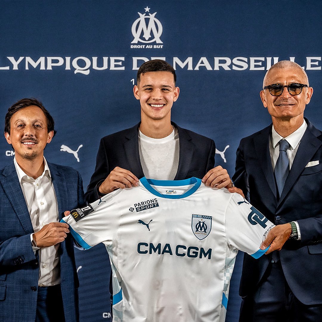ActuO_M's tweet photo. 🚨OFFICIEL : Valentin Carboni 🇦🇷 (19 ans) est prêté une saison avec option d'achat à l'Olympique de Marseille ! ✍️🔵⚪️ #MercatOM #TeamOM https://t.co/7euKziXTv4