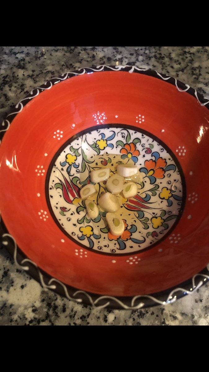 Sarımsak+ Bal = Cam gibi cilt🤌🏻
Tekrarlanan sivilceleriniz ve lekeleriniz varsa sarımsak tam bir kurtarıcı beybiler ve beyler. İçten dışa tüm vücudunuzu temizleyip sağlıklı bir vücut ve sağlıklı bir cilt oluşturma konusunda çok başarılı. Her akşam uyumadan önce yiyin farkı görün