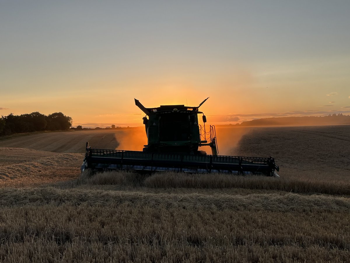 FarmersWeekly's tweet photo. 🤩 We've had some sensational harvest sunset photos sent into us this week! https://t.co/71bFx3KKfV
