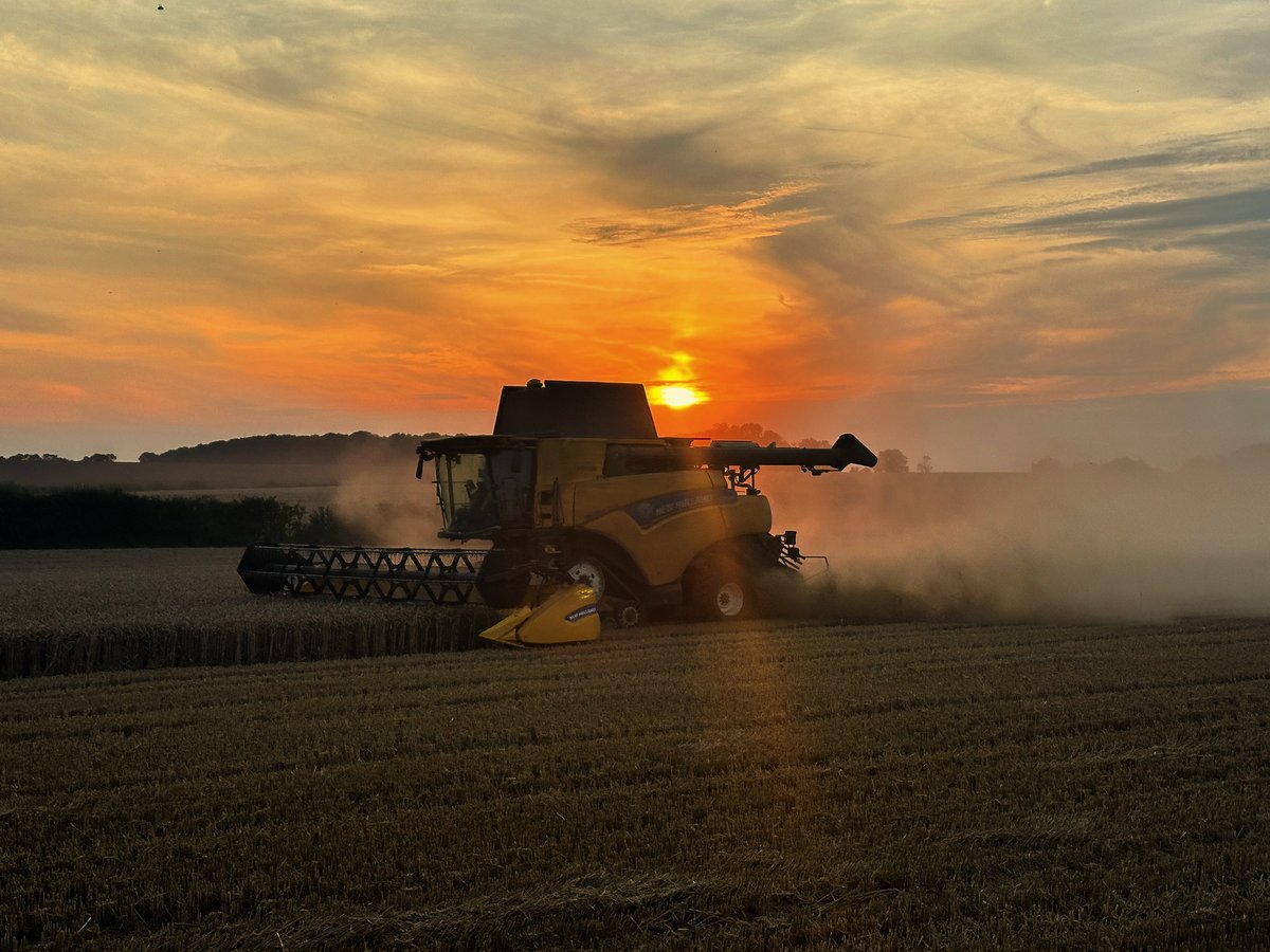 FarmersWeekly's tweet photo. 🤩 We've had some sensational harvest sunset photos sent into us this week! https://t.co/71bFx3KKfV