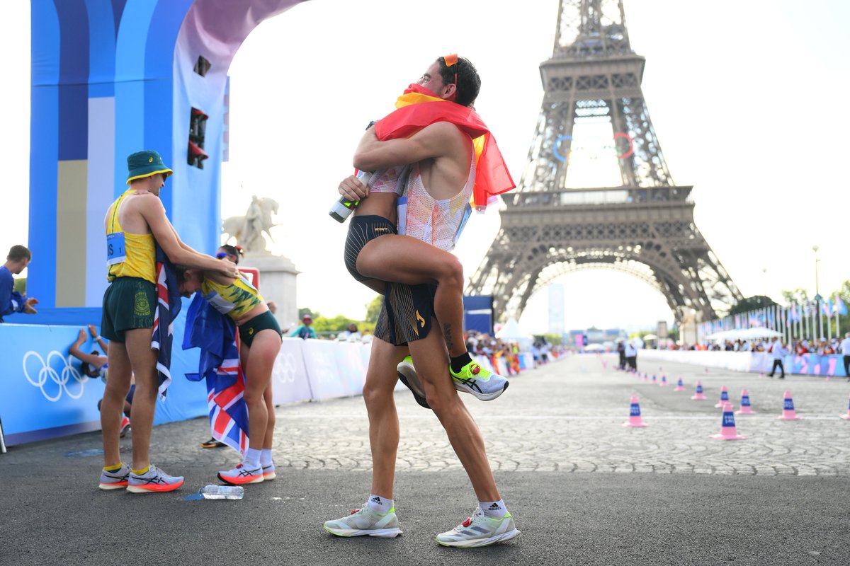 juegosolimpicos's tweet photo. UN FESTEJO ICÓNICO 🇪🇸🥇

Y finalmente @Alvaroatletismo y @garciaperezmari descorcharon el champagne frente a la Torre Eiffel. 🍾🍾

Inolvidable ❤️

#JuegosOlímpicos #Paris2024 https://t.co/tTr57lwqRX