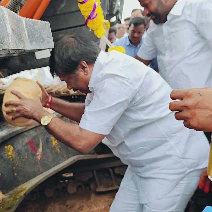 Dr_VamshiINC's tweet photo. కల్వకుర్తి ఎత్తిపోతల పథకం లో భాగంగా డీఎల్ఐ డిండి లిఫ్ట్ ఇరిగేషన్ ప్యాకేజ్ లో 1.29 కిలోమీటర్ల పనులకు శంకుస్థాపన కార్యక్రమం...
వంగూర్ మండలం సర్వారెడ్డిపల్లి గ్రామ
#PrajaPalana #TelanganaPrajaPrabhutwam
#DindiRiver #DindiProject
@UttamINC https://t.co/1PfbDEmMU2