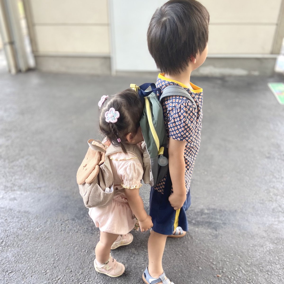 p1010825's tweet photo. お兄ちゃん好きすぎて埋まる娘 https://t.co/SgAabJn2DK